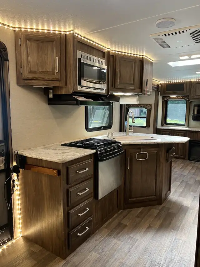 2017 KEYSTONE COUGAR 327RESWE (FINANCING AVAILABLE) in Travel Trailers & Campers in Winnipeg - Image 10
