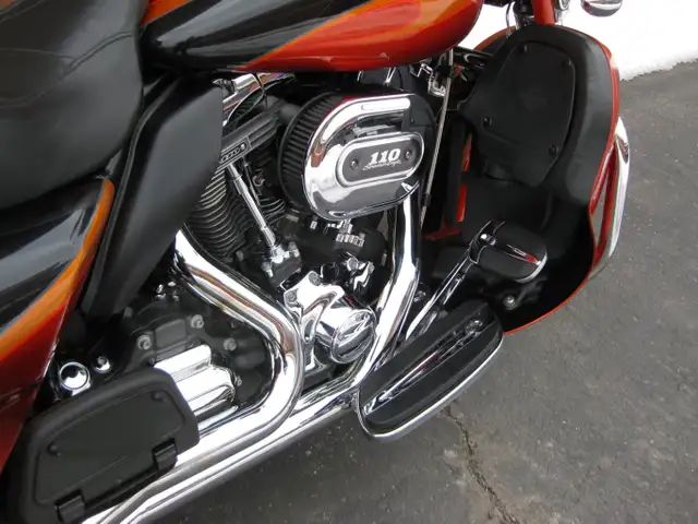 2013 Harley-Davidson FLHTCUSE8 CVO ULTRA CLASSIC in Street, Cruisers & Choppers in City of Toronto - Image 8