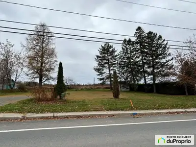 Terrain prêt pour construction situé dans le village de Wotton en Estrie. Les services d'aqueduc et...