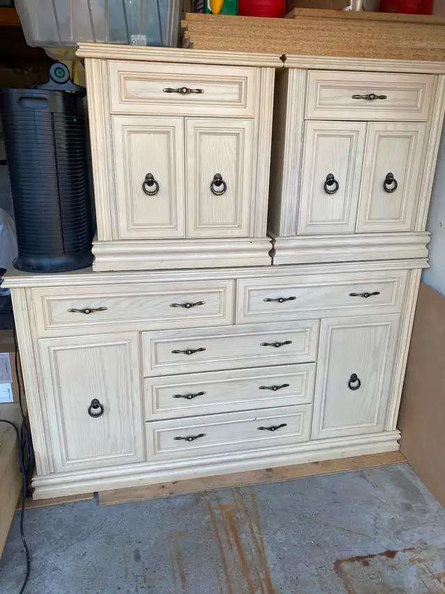 Night table and dresser in Dressers & Wardrobes in Markham / York Region - Image 2