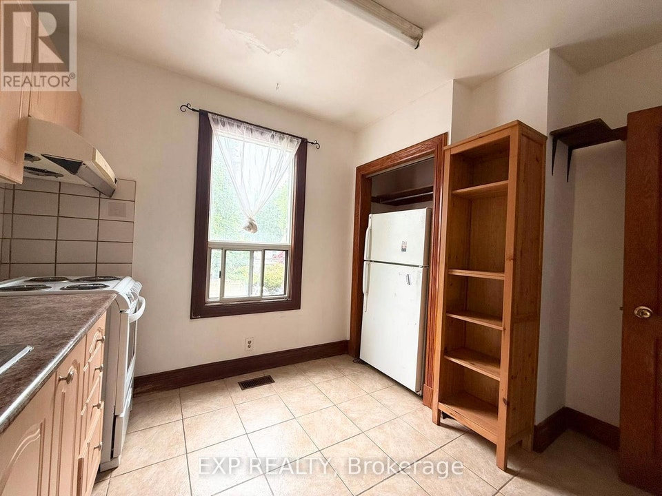 2ND FL - 759 GERRARD STREET E Toronto (South Riverdale), Ontario 3