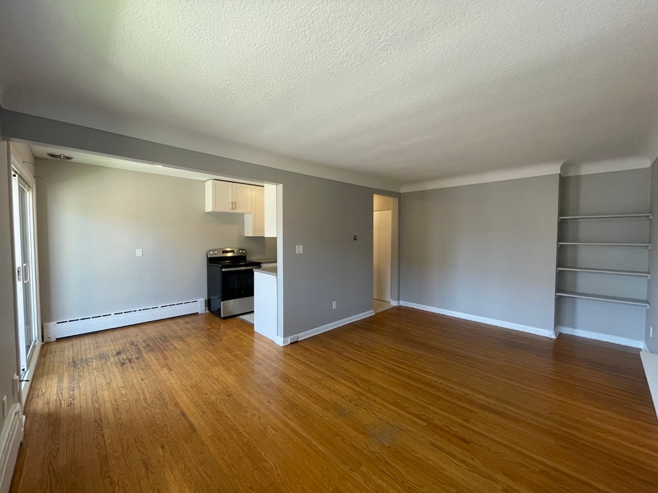 2 bed apartment w. balcony in prime location! 9-18 Garrett St 5