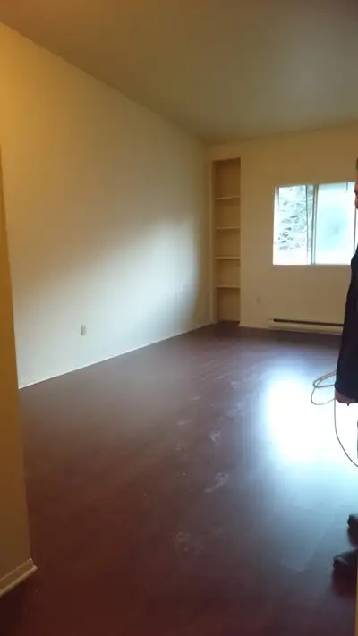 LARGE 1 BEDROOM – PARKING INCL!!!!