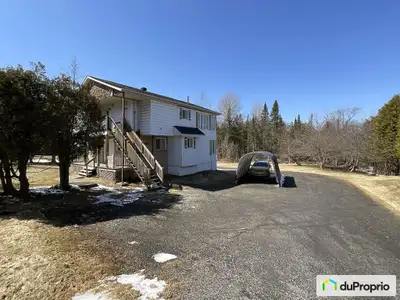 Beau Duplex près du centre-ville de Coaticook. logement du rez-de-chaussée: 4 et demi+ 2 chambres po...