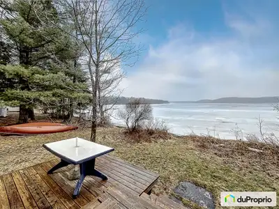 Lac Elgin, Stratford en Estrie. Grand chalet 4 saisons directement situé sur le bord de l'eau. Aires...
