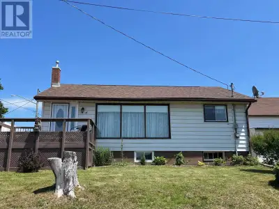 Convenient location. Walking distance to downtown and the waterfront. This 2 +1 bedroom home has bee...