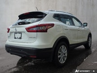 This 2023 Nissan Qashqai SV AWD comes equipped with Intelligent All-Wheel Drive, a Power Moonroof, 1... (image 6)