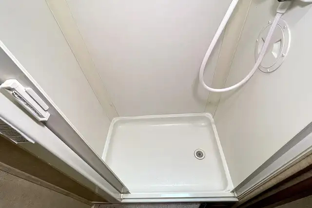 2015 Forest River Lexington 265DS – Pre-Owned Class B+ Motorhome in RVs & Motorhomes in Red Deer - Image 35