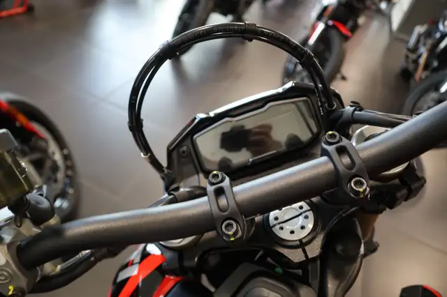 2025 Ducati Hypermotard 698 Mono RVE Black Red in Street, Cruisers & Choppers in Edmonton - Image 5