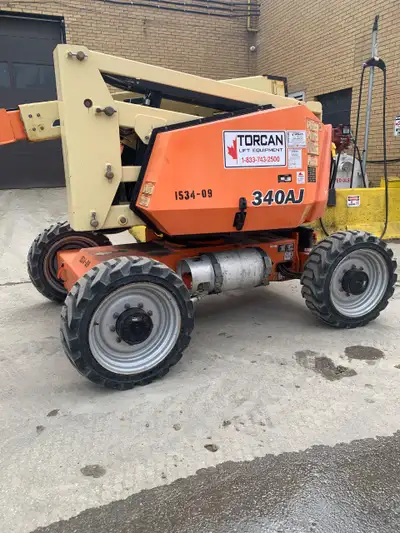 2015 JLG 340AJ ARTICULATING BOOM LIFT WITH 897 HRS. APPROX. LOW HOURS!!! Note: All machines are part...
