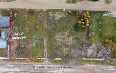 R36//Erickson/An opportunity awaits with this serviced vacant lot, one of three side-by-side lots av...