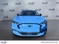 Le Ford Mustang Mach-E Premium AWD 2023 combine une tenue de route agile à une traction intégrale sé... (image 1)