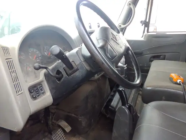 2008 International 4300 12ft Dump  in Heavy Trucks in Mississauga / Peel Region - Image 6