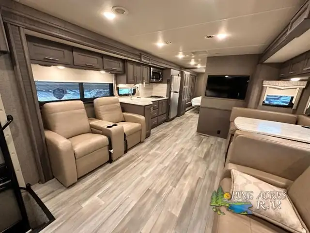 2022 Thor Motor Coach Challenger 35MQ only 6,310 Miles in RVs & Motorhomes in Moncton - Image 20