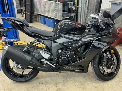 KAWASAKI ZX-6R ABS 2026 4 cylindres 636cc Injection Refroidi par liquide Modes de puissance Quickshi...