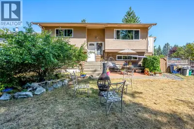4-bed plus den, 2-bath split-level in a quiet Cumberland location with lane access. Updates to plumb...