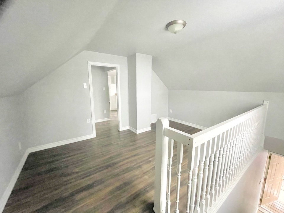 23 St. Patrick St, St. Catharines - 1 Bedroom Upper Unit 3