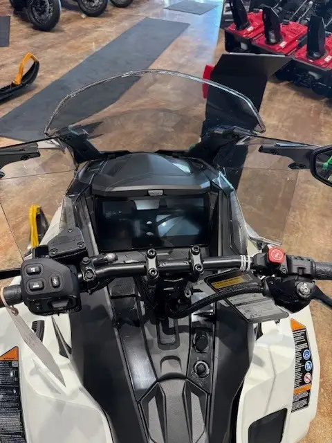 2025 Ski-Doo Grand Touring Electric 0.75" E.S in Snowmobiles in St. Albert - Image 3