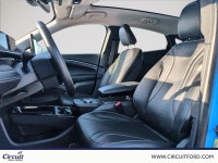 Le Ford Mustang Mach-E Premium AWD 2023 combine une tenue de route agile à une traction intégrale sé... (image 8)