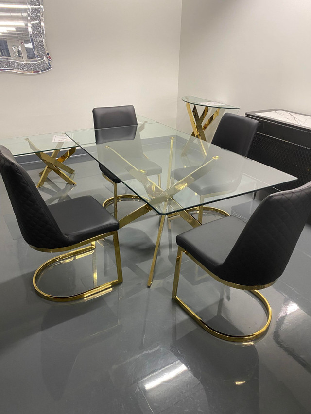 Econoplus signature! Table en verre trempé avec 4 chaises noires in Dining Tables & Sets in Québec City - Image 3
