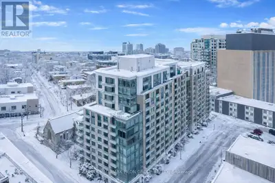 Luxurious corner condo in the heart of downtown Ottawa! Welcome to this stunning 2-bedroom, 2-bathro...