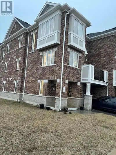 Available for Lease is this Mattamy Built 2 Bedrooms, 3 Bathrooms Well Maintained Corner Unit 3 Stor...