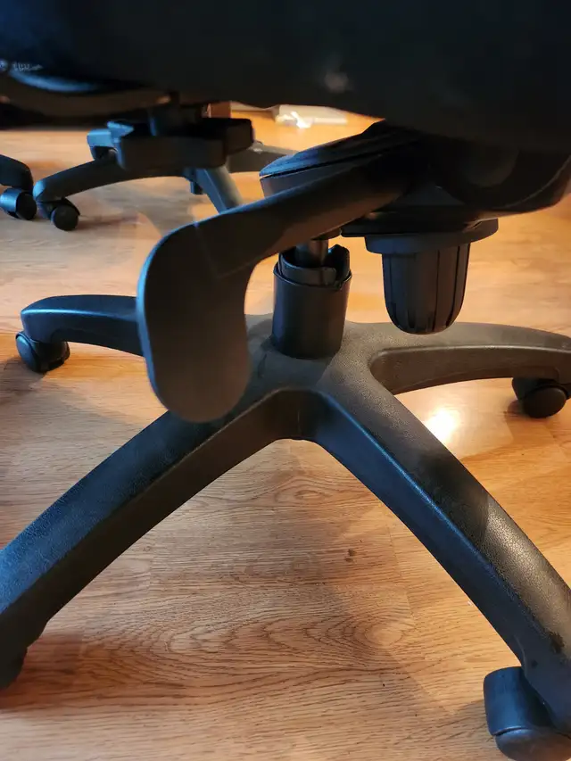 MADE IN CANADA - Ergonomic office chair62863728720771123