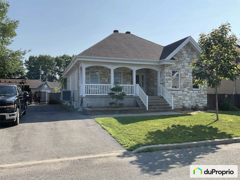 $585,000 - Bungalow for sale in Lavaltrie — photo 1
