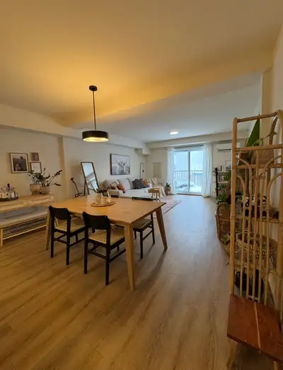 5 1/2 + Espace bureau/rangement 8x17 Situé près de tous les services. Construction 2024 1693 pi2 - S...