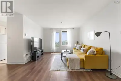 The perfect condo for first-time buyers, downsizers, or investors. Enjoy harbour views from this wel...