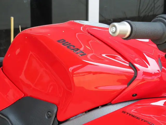 2025 Ducati Streetfighter V4 Ducati Red in Sport Bikes in Cambridge - Image 16