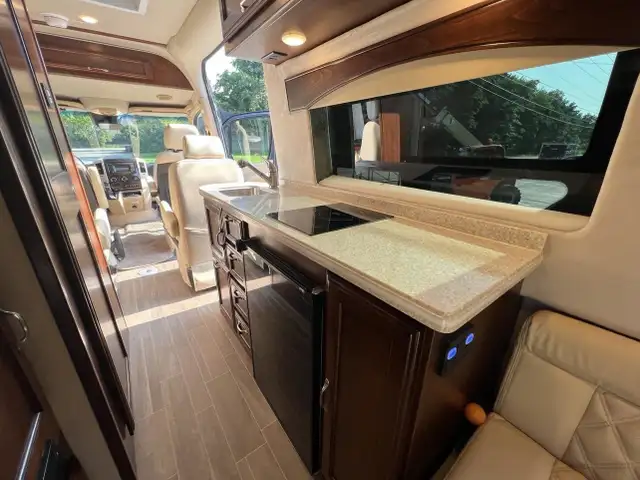 2018 Regency 3500 XALTA LX **SPRINTER MERCEDES DIESEL 4X4** in RVs & Motorhomes in Laval / North Shore - Image 31