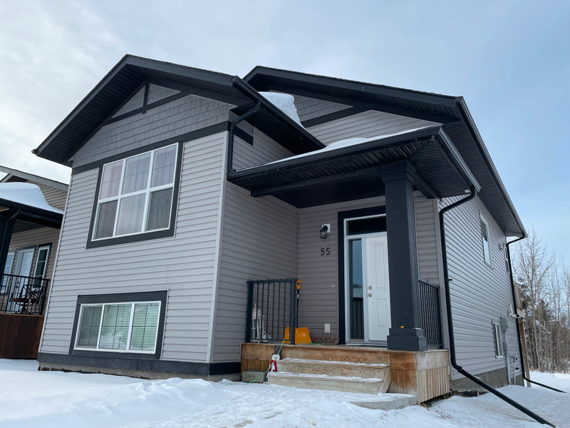 Beautiful 3 BED 2 BATH Main Floor in SYLVAN LAKE! Pet Friendly! Long