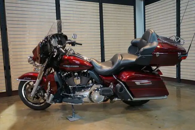 2016 Harley-Davidson FLHTK - Ultra Limited in Sport Touring in Lethbridge - Image 9