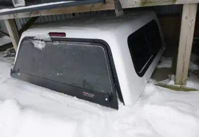 Nissan Frontier 2005 - 2012 Nissan Frontier 5'2 White Jason Truck Cap This unit is in good condition...