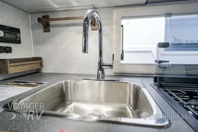 2027 Northern Lite 8.11 EX Dry Bath Limited Edition in Travel Trailers & Campers in Kelowna - Image 10