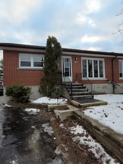 1995 Kenwood #1 - Apartment for Rent- Second Ave - 2 bed, 1 bath, kitchen, living room, fridge, stov...