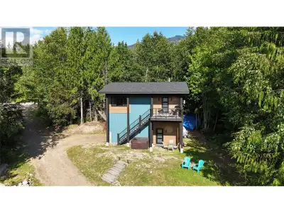 An amazing opportunity for your family cottage ... a well-built custom designed 3-bedroom cabin sitt...