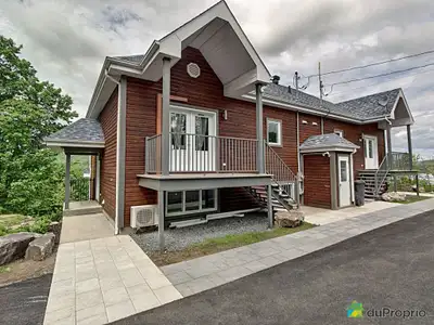 DUPLEX de type jumelé, situé à flanc de montagne, dans le chic DOMAINE LA POINTE SUR LA SAINT-MAURIC...