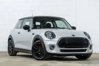 *English below* *Français:* Cette charmante MINI COOPER 3 Door se présente dans une élégante livrée...