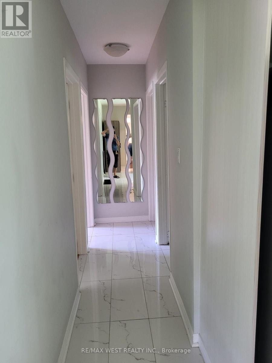 MAIN FLOOR - 336 ONTARIO STREET Newmarket (Central Newmarket), O 5