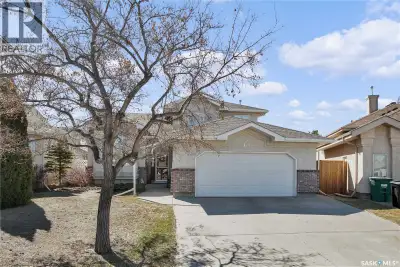 Perfect family home in court location in Arbor Creek! This well loved 2026 square foot 2 Storey spli...