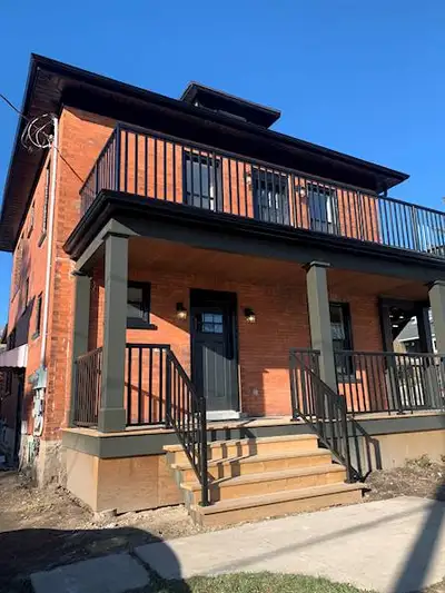 Beautiful 2 Bedroom Apartment! (Unit 2) This tastefully renovated apartment is sure to impress. Boas...