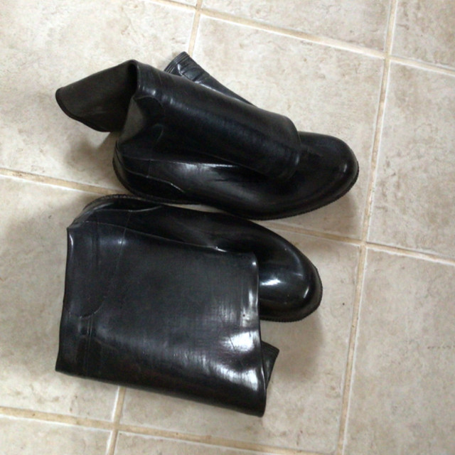 Pull over rubber boots in Men's in Belleville - Image 2