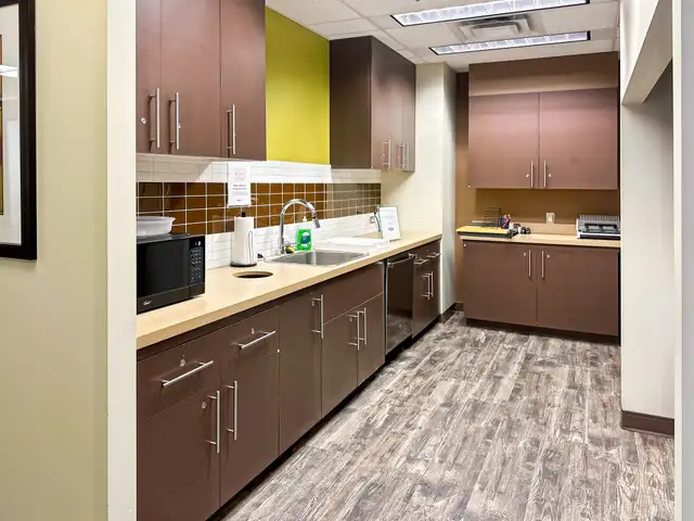 Office space for rent for 4 persons in Royal Bank Building in Commercial & Office Space for Rent in Regina - Image 11
