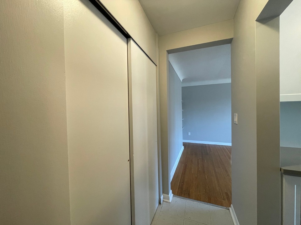 2 bed apartment w. balcony in prime location! 9-18 Garrett St 4