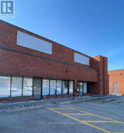 End unit with two truck level doors and one drive in door. Located in the centre of Markham'sprime i...