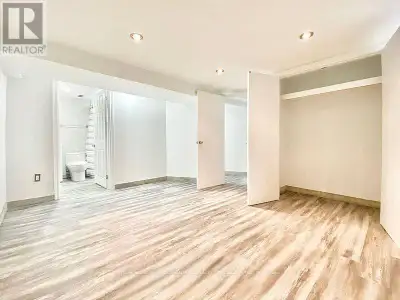 The unit offers modern finishes throughout and provides a comfortable living space with excellent na...