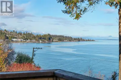 Welcome to 484 Bay Street. This Qualicum Beach treasure has been meticulously updated from top to bo...