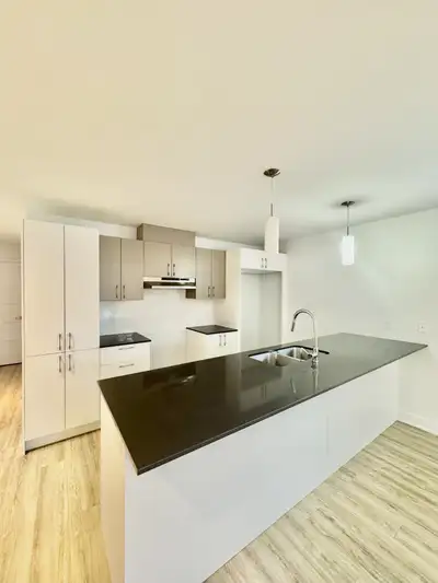 Longueuil-Rive sud- South Shore-5.5-5 et demi-5 and a half-internet inclus-internet included-thermop...